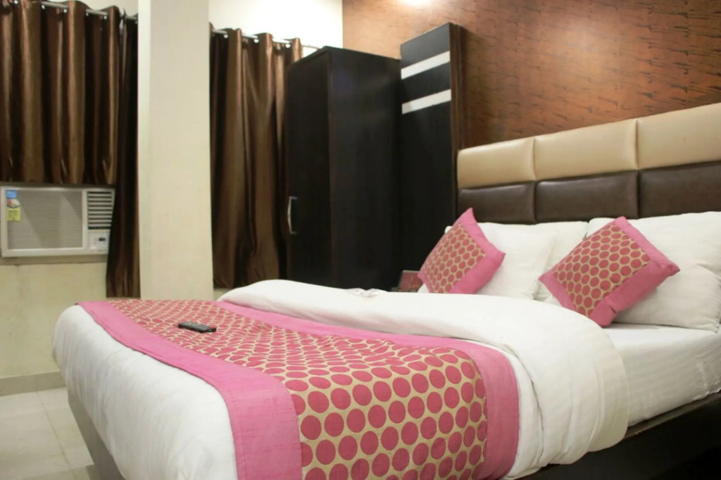 Hotel Red Stone - 3 Mins from Railway Station and 5 Mins from Metro