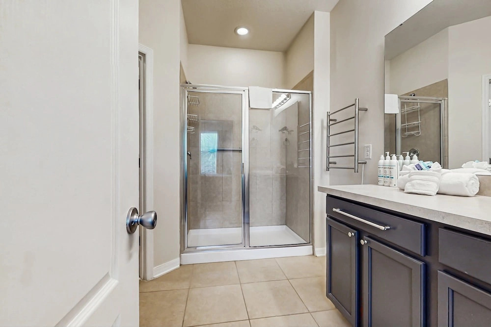 Dog-friendly Ground-floor Home in Gated Community W/lake Views & Enclosed Patio