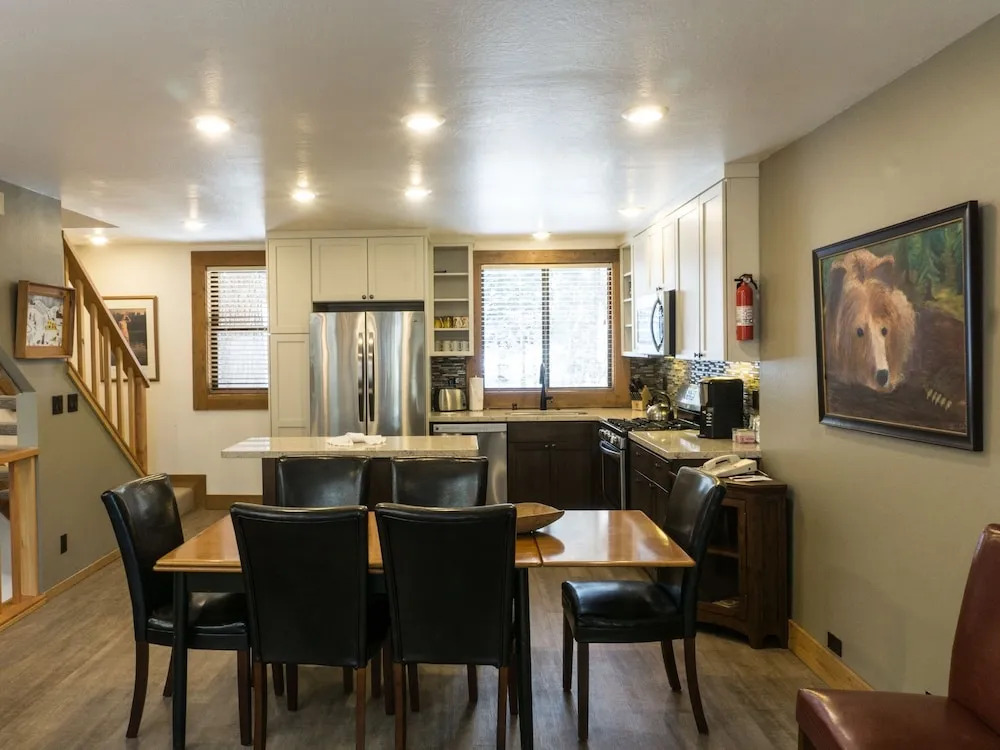 3132 Aspen Grove
