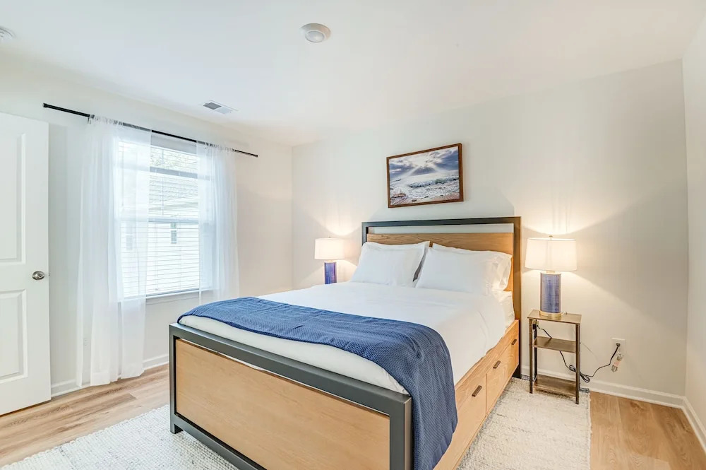 Charming Charlotte Townhome: 6 Mi to Downtown!
