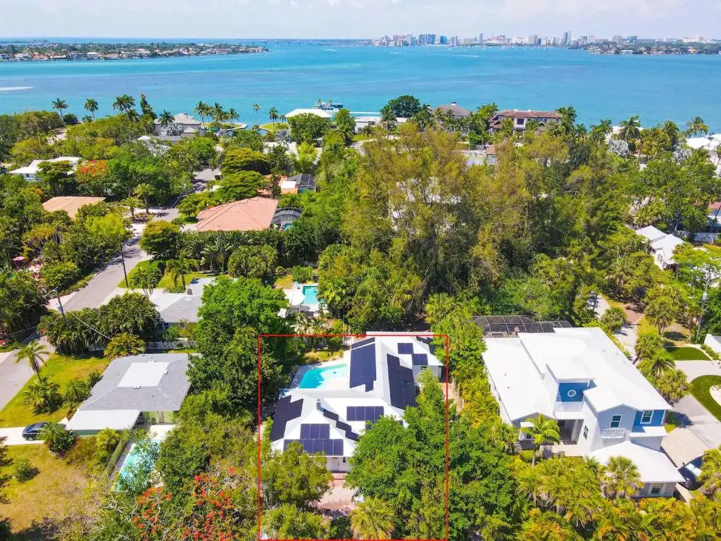 Home blocks from beach on siesta drive with pool Internal name: 617