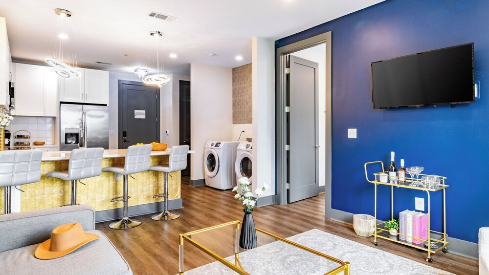 Downtown Nashville 2BR Condo Balcony & Parking Near Broadway
