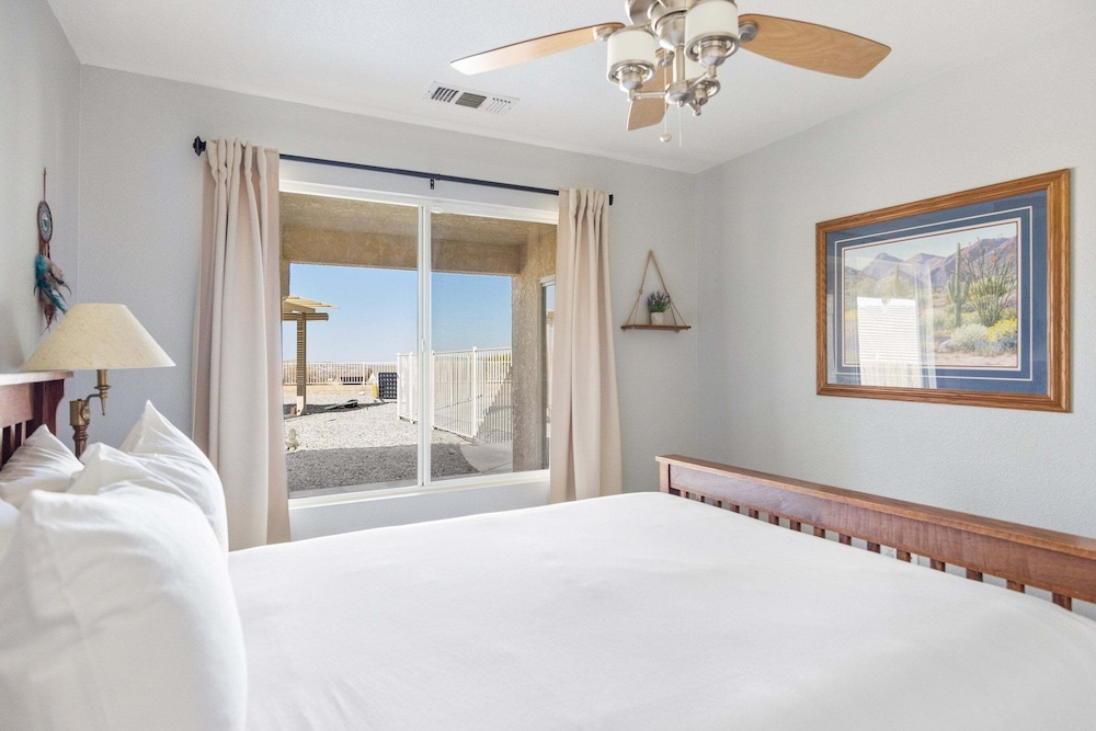 Casa Selecta - Pool, Hot Tub & Desert Skies 4 Bedroom Home