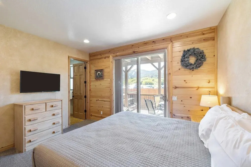 Hot Tub, Game Room, Large Deck w/ Mountain Views, 4bdr Paw Print by Avantstay