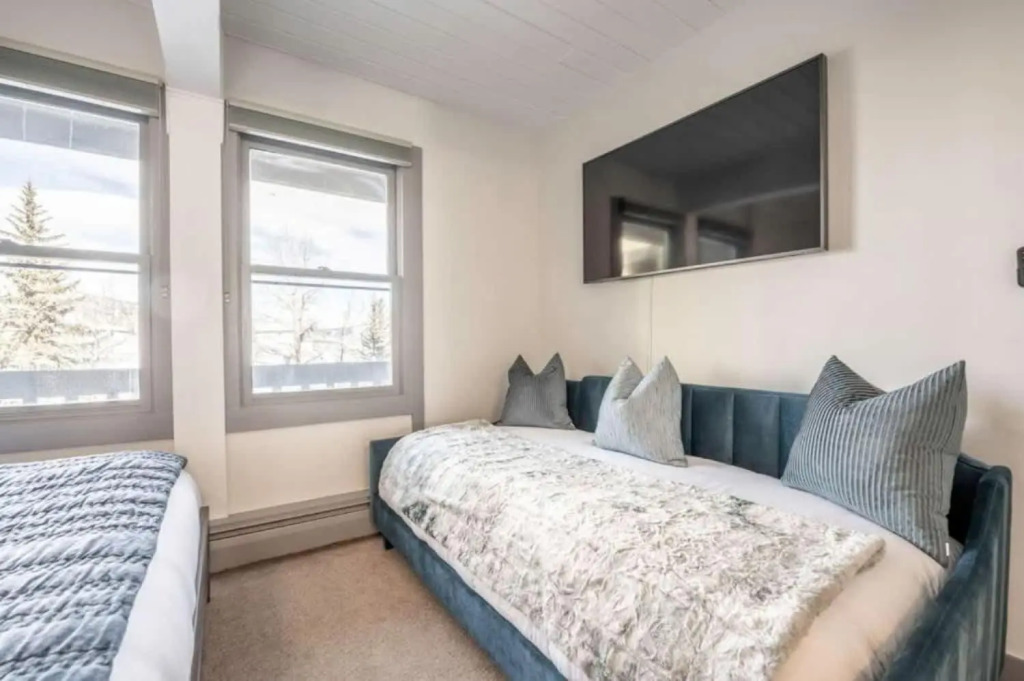 True Ski-In Ski-Out 2 BR Condo with Hot Tub