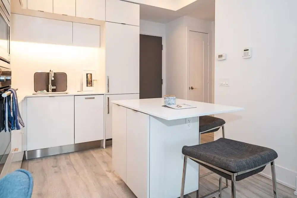 Modern 1 Bedroom Condo With CN Tower Views