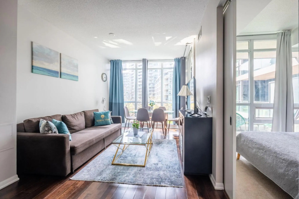 Modern Bright 1Br+Den Unit Downtown