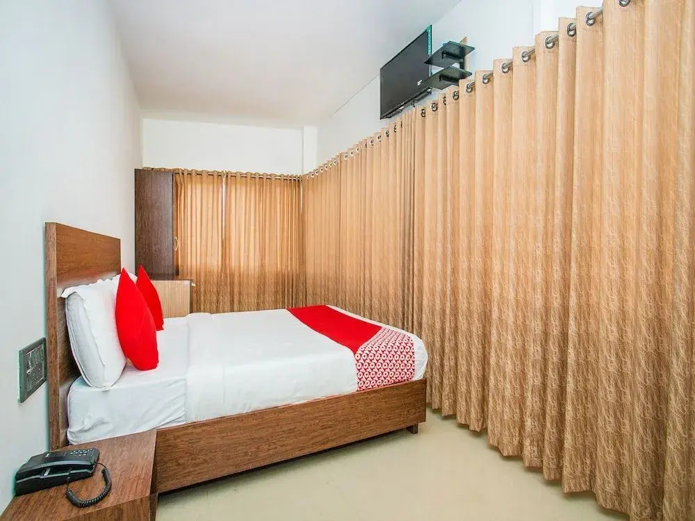 Varcity Golf View By OYO Rooms