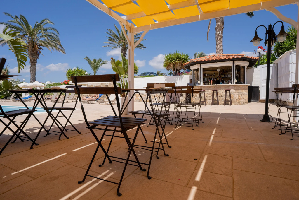 Vrachia Beach Hotel & Suites
