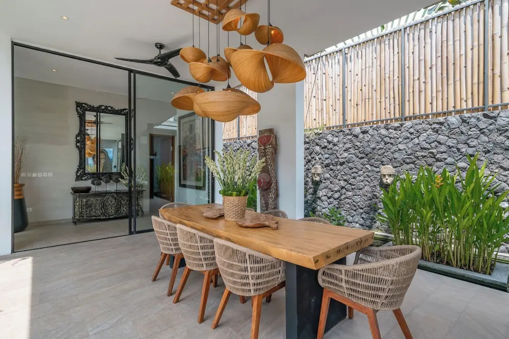 Villa Vida Mira - Elegant 4BR Beachside Villa in Canggu