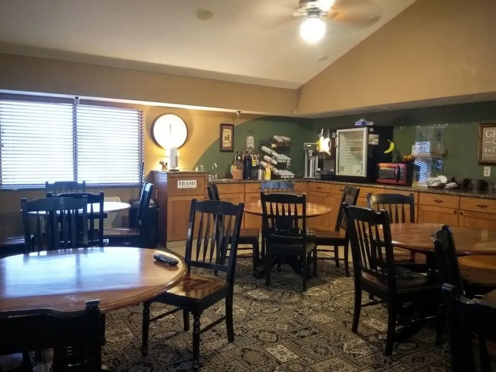 Madelia Hotel & Suites