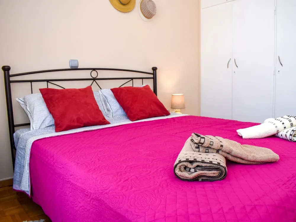 Cozy flat on the main square, 10min to the sea
