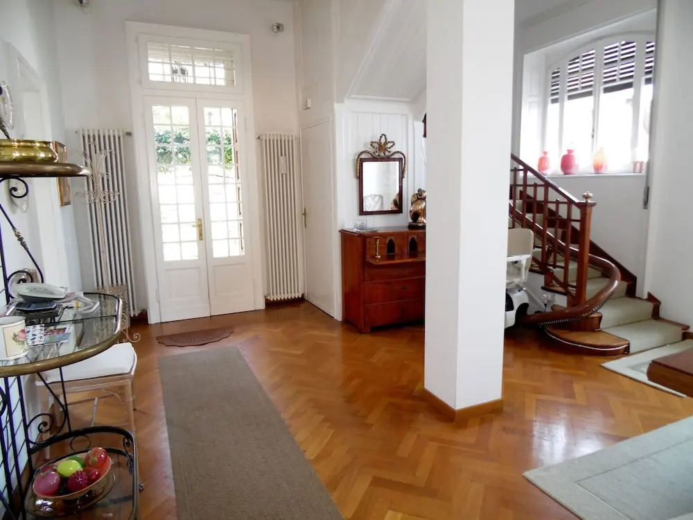 Villa with pool, facing the lake, in a unique location with beautiful views