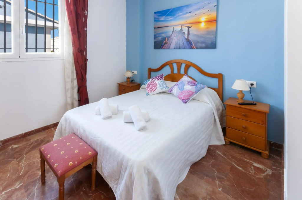 GOLDEN - Chalet with shared pool in Playa de Gandia. Free WiFi