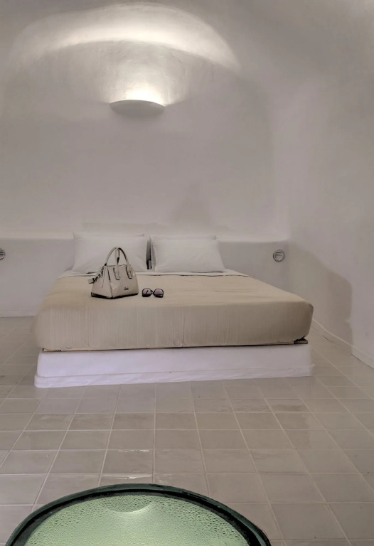 Luna Santorini Suites
