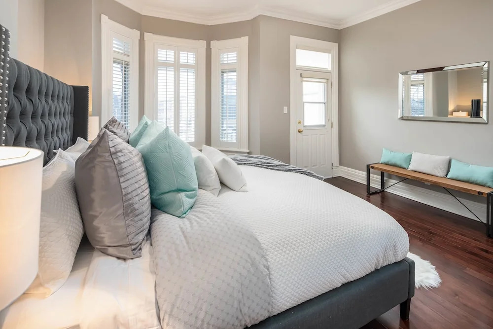 QuickStay - Chic & Modern Townhouse in Little Italy