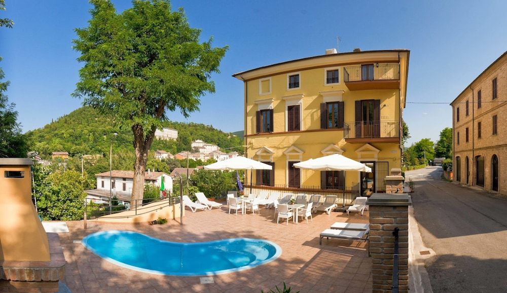 Raffaello Residence una Dimora storica con piscina panoramica nelle Marche