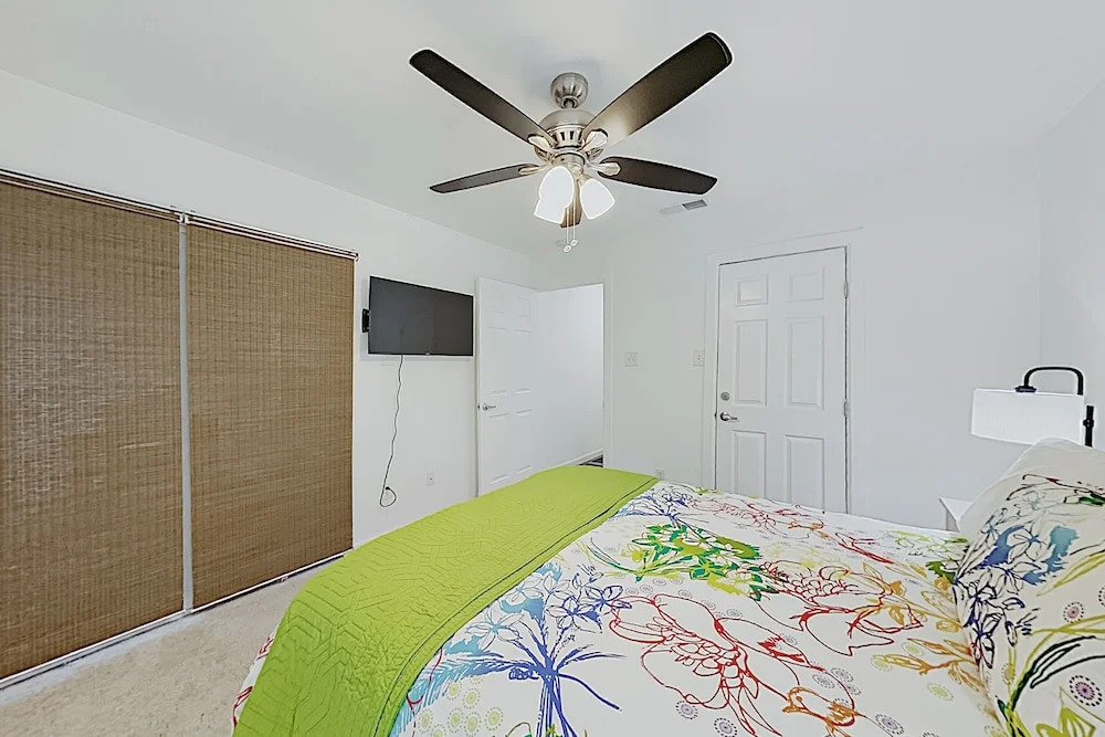 New Listing! Chic Sola W/ Private Balcony 2 Bedroom Condo