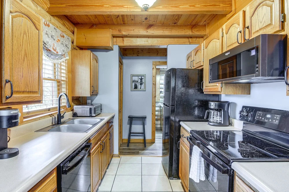 Cozy Family Cabin w/ Hot Tub ~ 4 Mi to Dollywood!