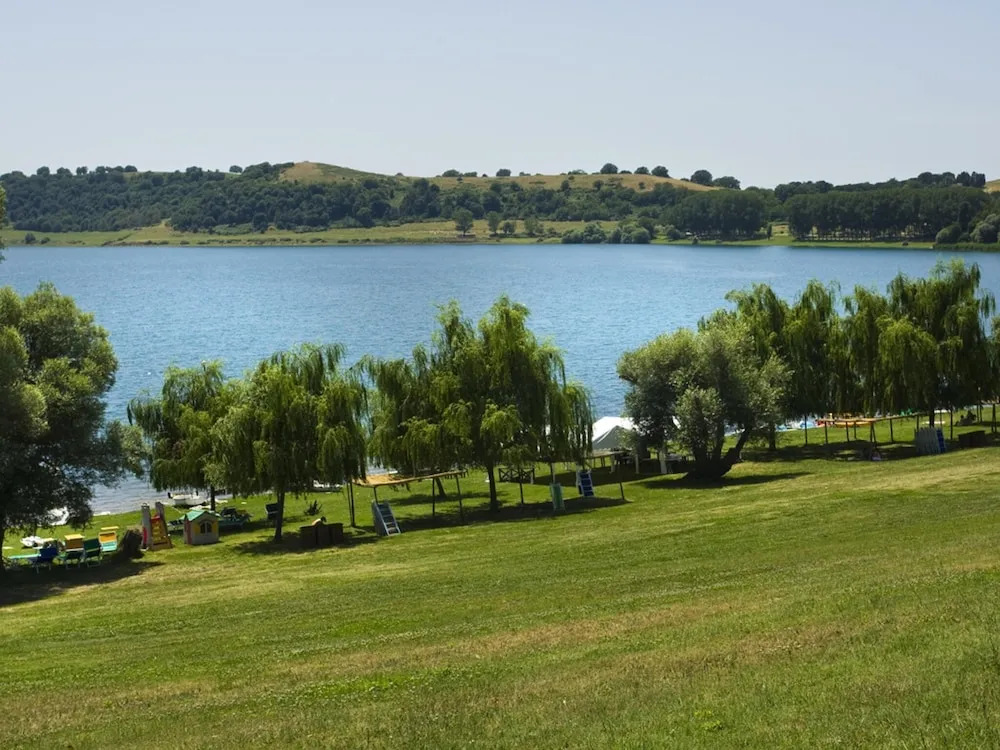 Waterfront Mansion in Rome near Lake