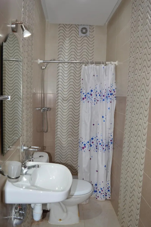 1bed Apt Sleeps 4 - Free Parking, Wifi, Near Beach