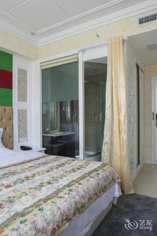 Roman Holiday Hotel (Wuhan Xibei Lake)