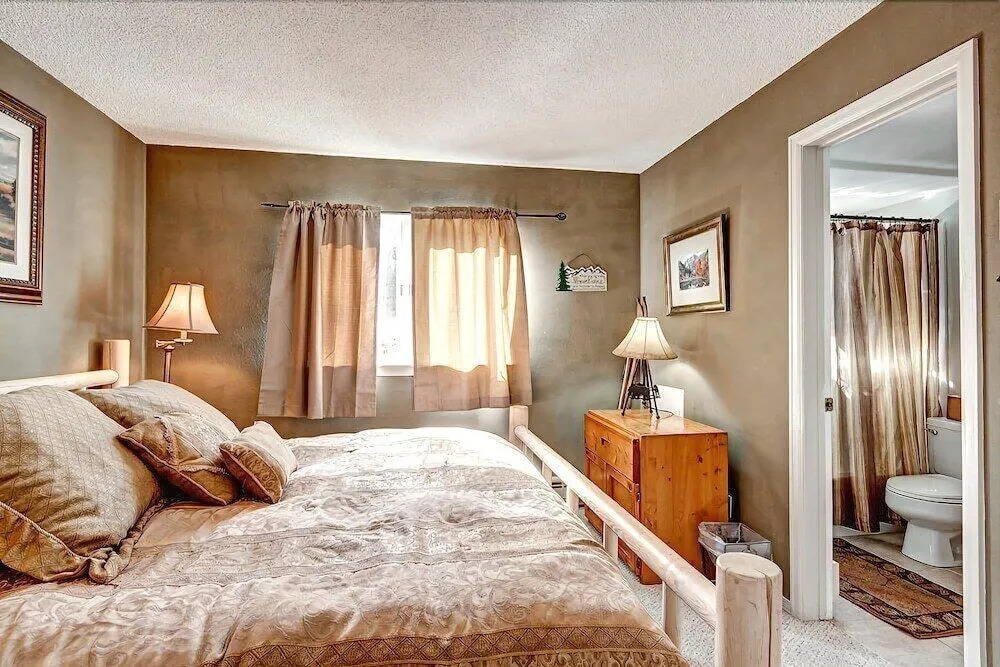 Chic & Cozy Breck Condo: Ski-in/ski-out at Peak 8!
