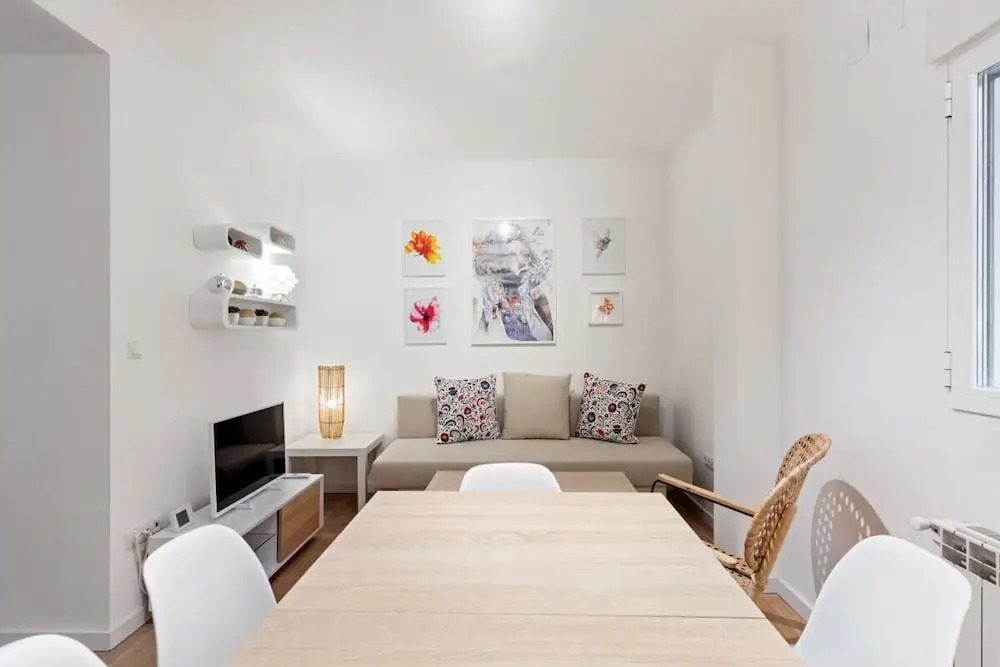 Bright & Modern Two Bed Apartment in Madrid