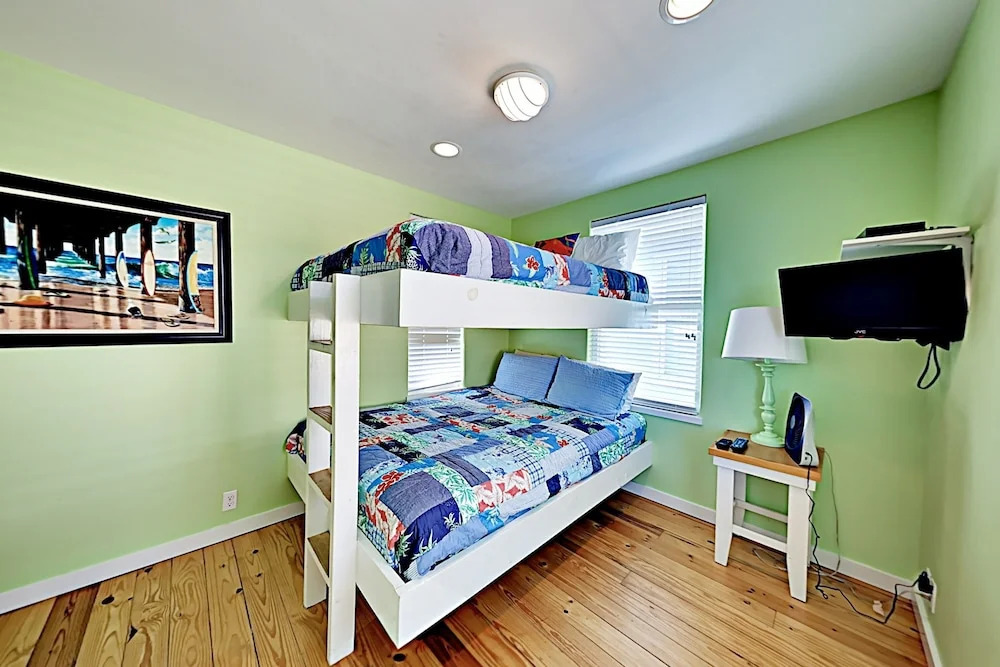 East Avenue Unit 8 - 4 Br home by RedAwning