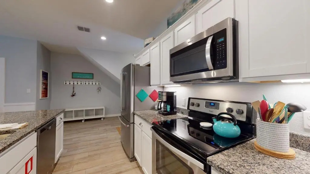 BC507 Beautiful Townhome, Heated Pool with Water Slide, Close to Beach