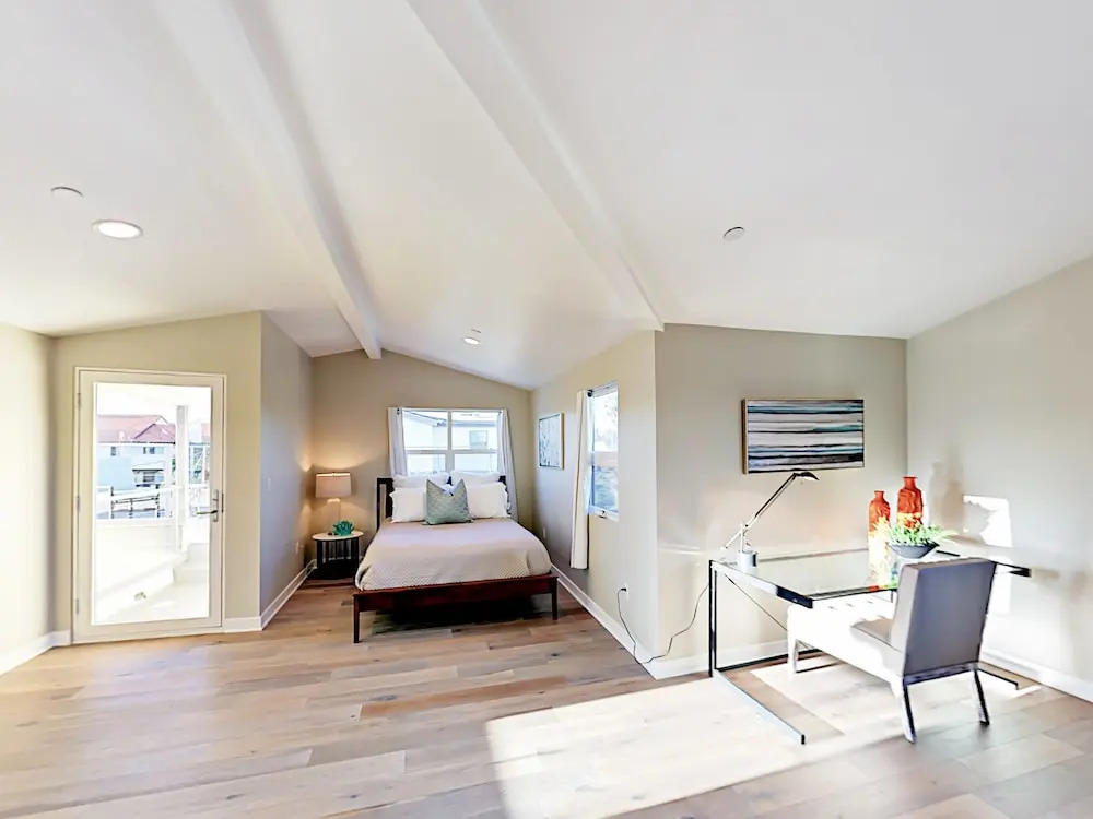 Bright & Breezy Retreat - Walk to Tamarack Beach home