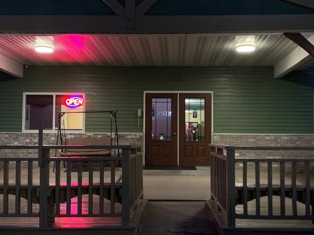Woodland Inn & Suites
