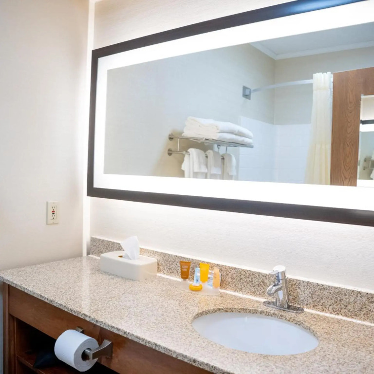 Coshocton Village Inn & Suites