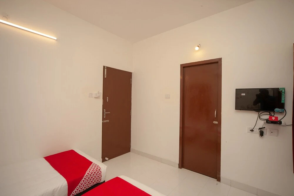 Oyo 24052 Flagship Covelong Residency