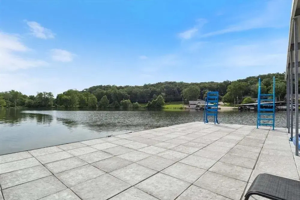 Gentle Sloped Lot, Private Dock, Boat Slip, Kayaks, Fire Table, Lakeview Deck, Family Friendly
