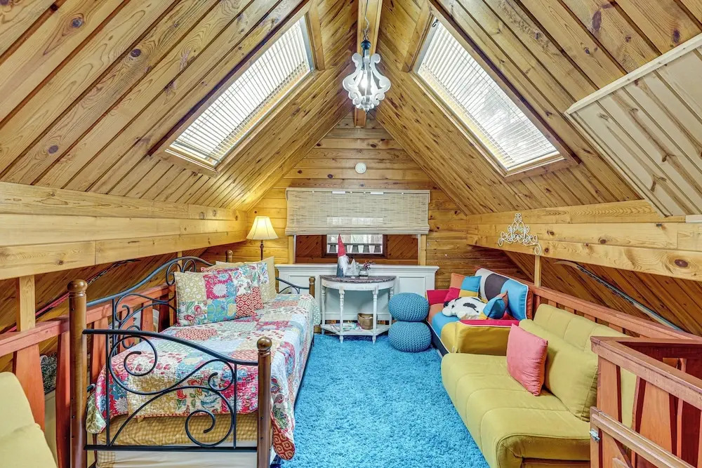 Hot Tub + Arcade Table: Spacious Retreat in Lead