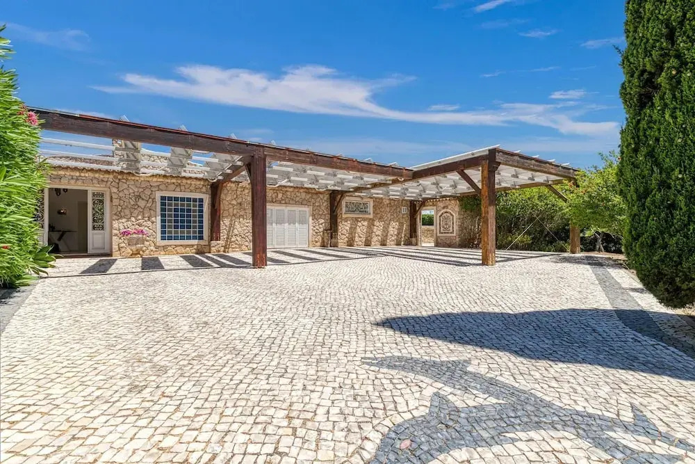 Golfinhos Magnificent Spacious 5 Bedroom Villa