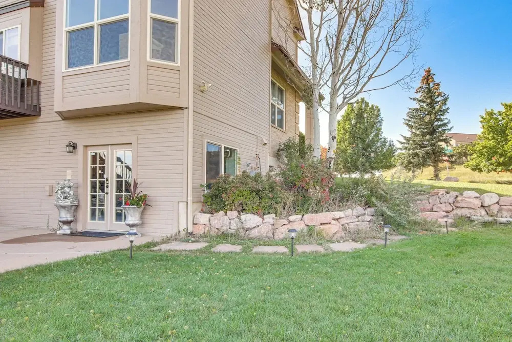 4 Mi to Broadmoor! Apt w/ Movie Theater & Mtn View