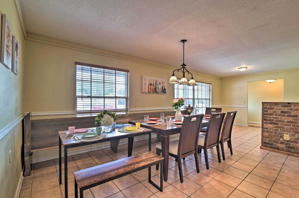 Grand Valrico Home w/ Deck, Fire Pit & Yard!
