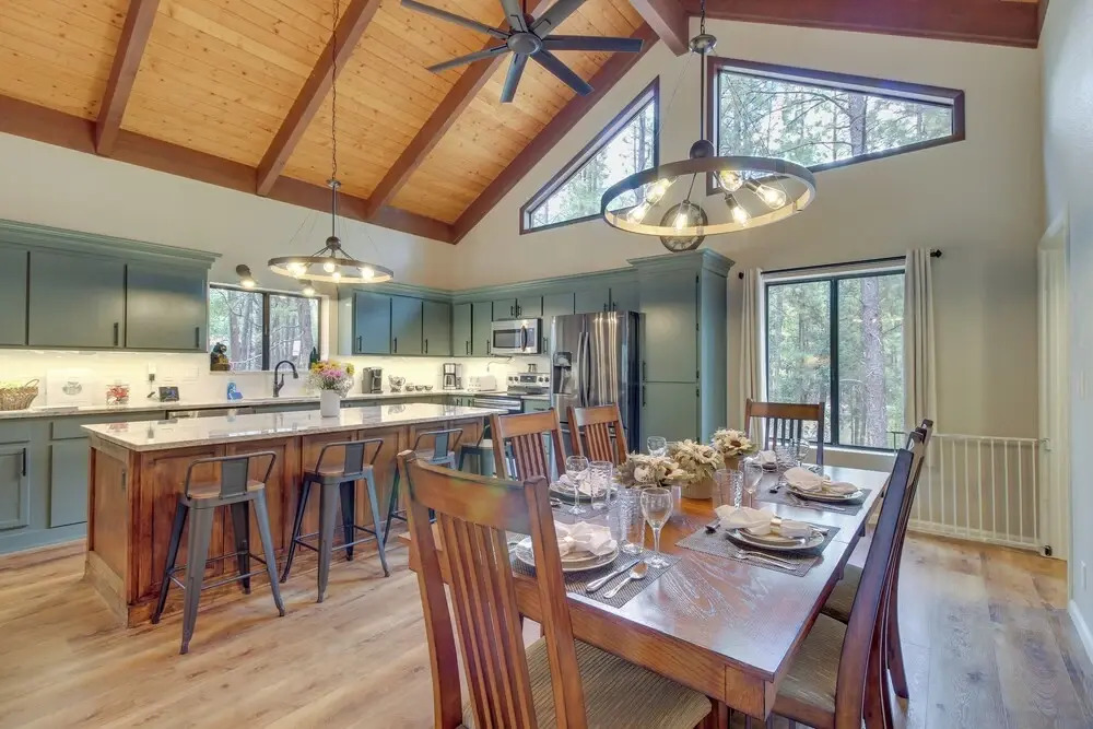 Game Room, Fire Pit, Deck: Remodeled Pinetop Cabin