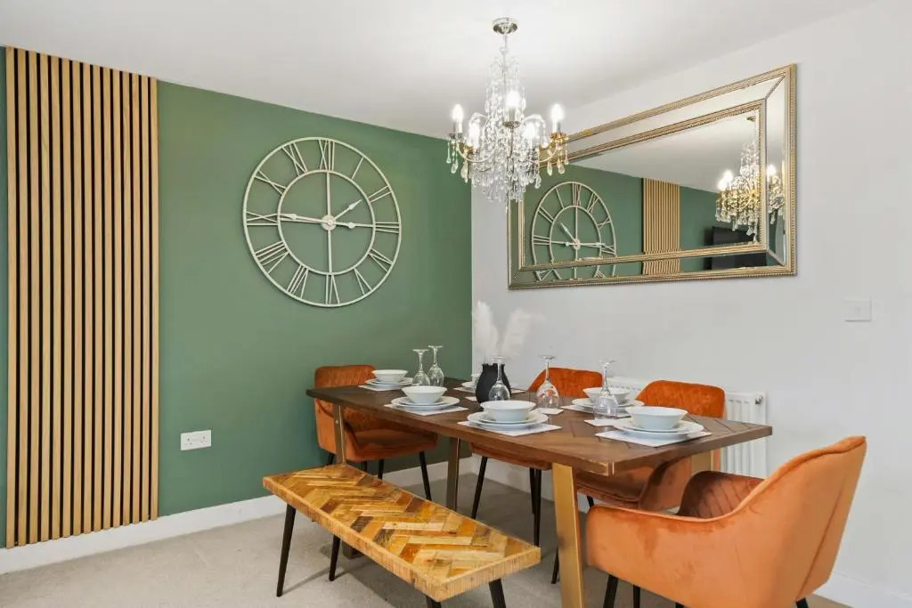Stylish House with Pool Table, Fast Wifi, Smart TVs with Netflix, Free Parking and Garden by Yoko Property