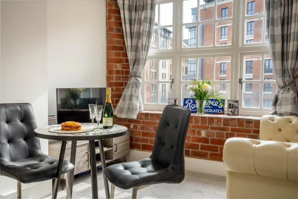 35 Cocoa Suites (parking included!)