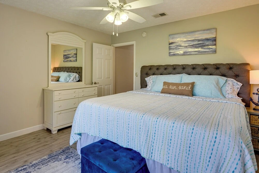 Charming PCB Condo w/ Balcony: Walk to Beach!