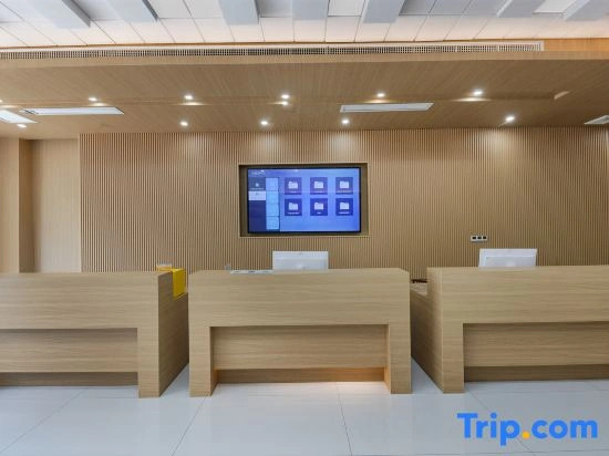 Lanqiao Hotel (Zhengzhou University South Campus Greentown Plaza Subway Station)