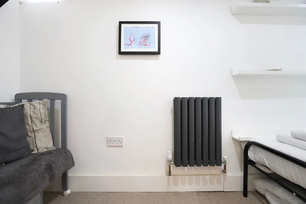 Cosy Flat in Great Location by Station