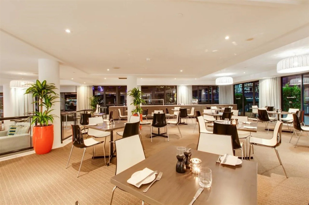 Oakbridge Hotel & Apartments