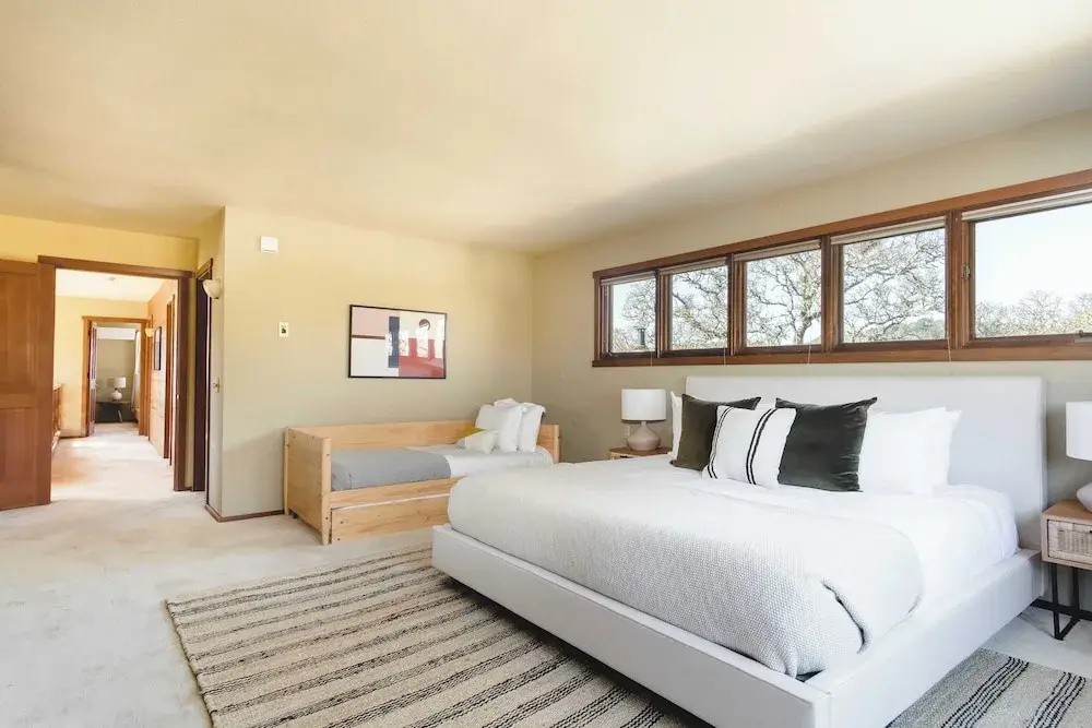 3.5-acre 5bdr Rereat w/ Views, Pool + Hot Tub, Fire Pit Gable by Avantstay