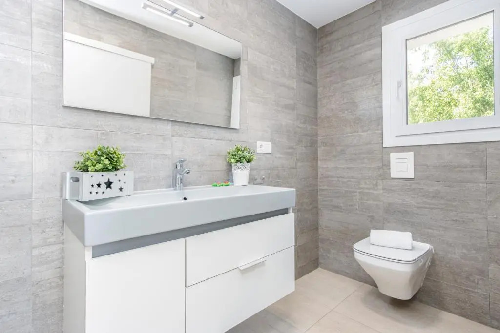 Goldhome - New house with private heated pool, parking, wifi, games room