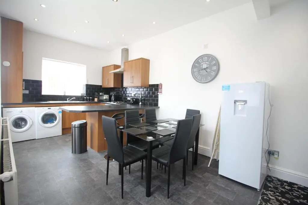 Henthorne Choice - Large Property - Close to Town Centre