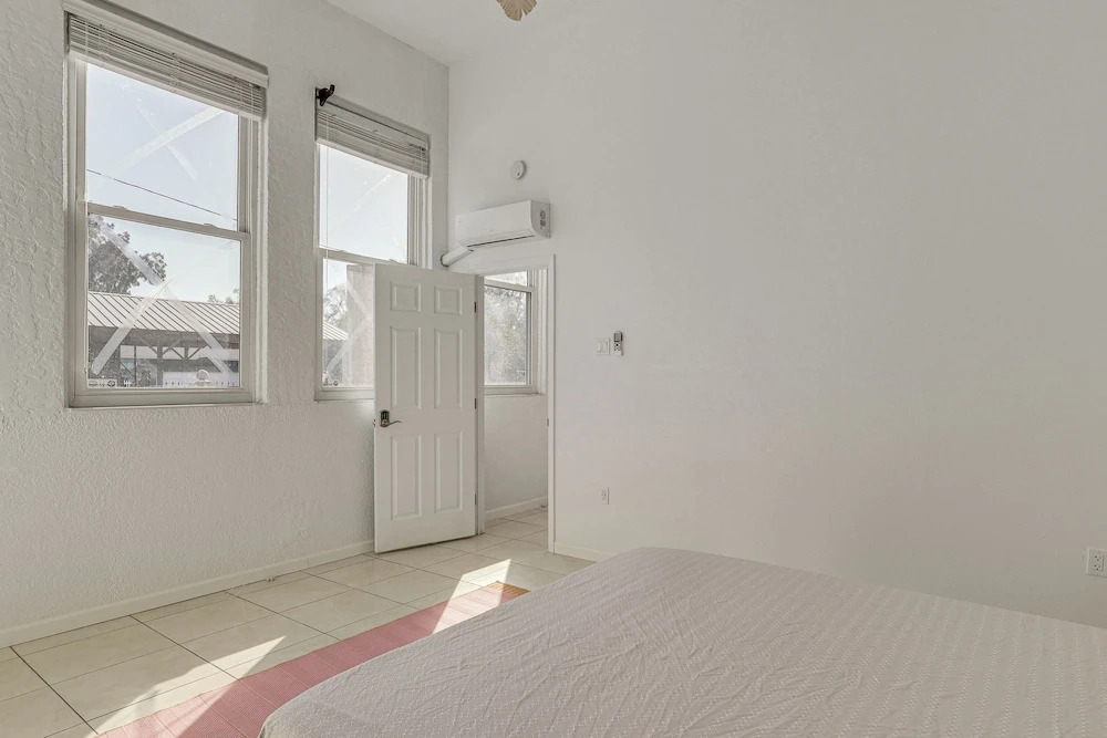 Near Apollo Beach! Bright Apt w/ Essentials